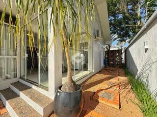Vista da fachada de uma residência em Lajeado, Brasil, com jardim e calçada.