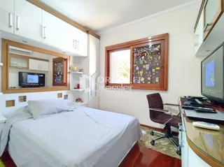 Quarto com cama e móveis de madeira.