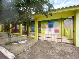 Fachada externa de uma residência em Lajeado, Brasil, com cerca e vegetação.