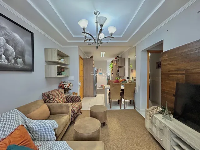 Sala de estar com sofá e decoração em um imóvel no Brasil.