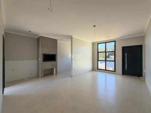 Ambiente interno de uma sala de estar com piso claro e paredes brancas.