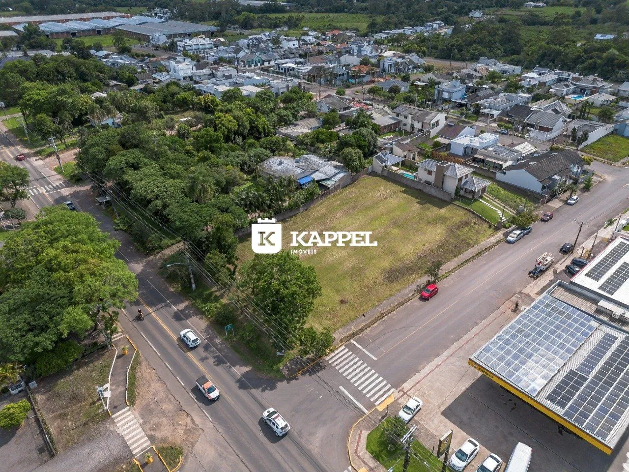 Vista aérea de uma área residencial com casas e vegetação em Lajeado, Brasil.