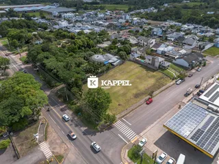 Vista aérea de uma área residencial com casas e vegetação em Lajeado, Brasil.