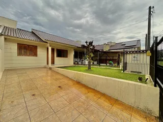 Fachada de uma residência em Lajeado, Brasil com pátio e jardim.