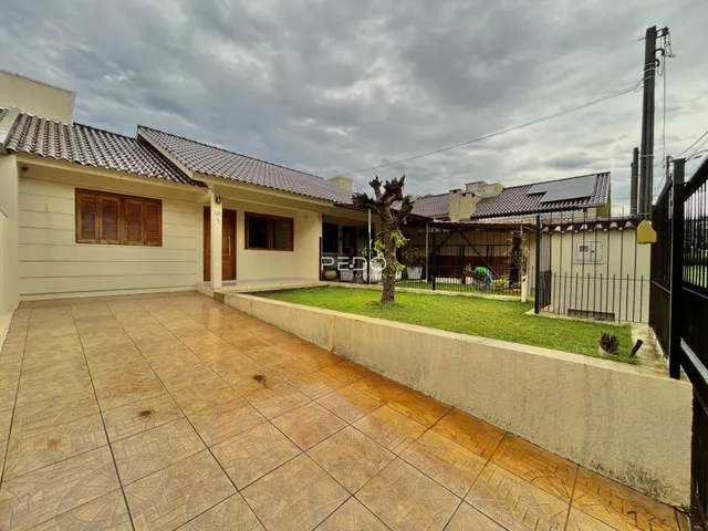 Fachada de uma residência em Lajeado, Brasil com pátio e jardim.
