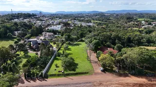 Vista aérea de uma propriedade com área verde e vegetação em Lajeado, Brasil.