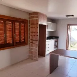 Foto de uma área interna com armários de madeira.
