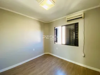 Foto de um ambiente interno com piso de madeira clara.