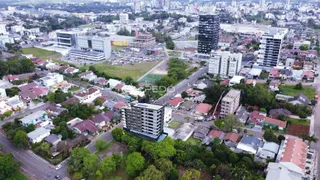 Vista aérea de uma área residencial em Lajeado, Brasil, mostrando casas e edifícios.