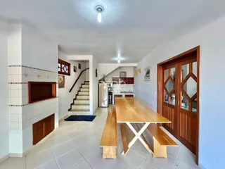 Interior de uma sala de estar com piso de cerâmica e portas de madeira em Lajeado.