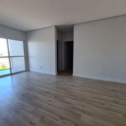 Vista do piso de madeira em um ambiente interno.