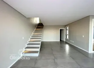 Hall de entrada com escadaria em um apartamento.