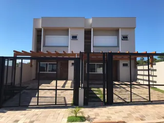 Fachada de uma casa moderna com estrutura de madeira na frente, mostrando o exterior da propriedade em Lajeado, Brasil.