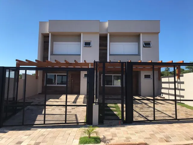 Fachada de uma casa moderna com estrutura de madeira na frente, mostrando o exterior da propriedade em Lajeado, Brasil.