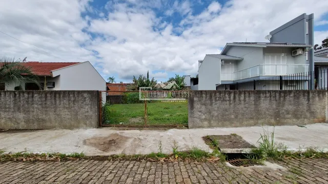 Vista externa de uma propriedade com muro e cerca em Lajeado, Brasil.