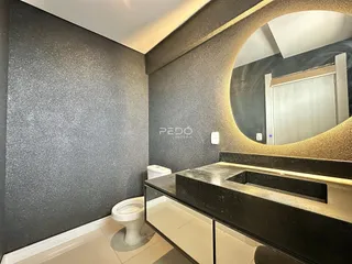 Foto de um banheiro moderno com paredes cinzas e piso claro.