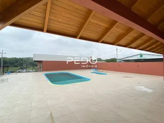 Vista aérea de uma área externa com piscina em Lajeado.
