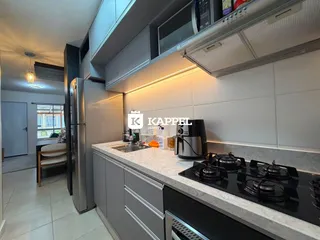 Cozinha moderna com armários cinza e bancadas claras.