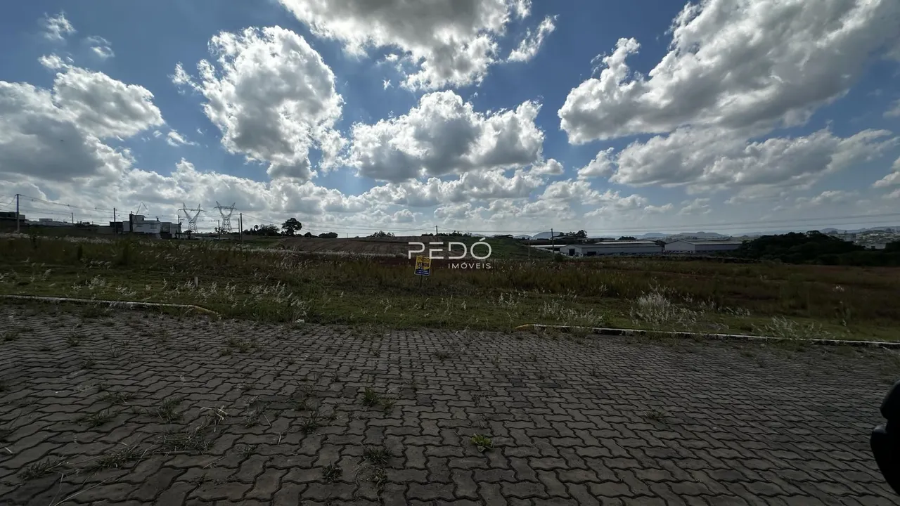 Vista de uma área aberta com campo e céu nublado.