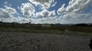 Vista de uma área aberta com campo e céu nublado.