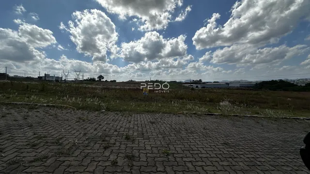 Vista de uma área aberta com campo e céu nublado.