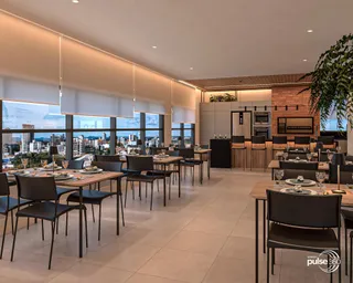 Interior de um restaurante moderno com mesas de madeira e vista panorâmica da cidade.