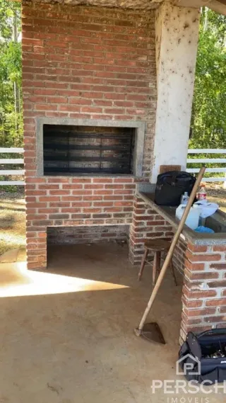 Parede de tijolos aparentes com uma abertura no exterior de uma propriedade.