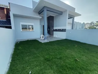 Fachada moderna de uma casa em Lajeado, Brasil, com jardim gramado.