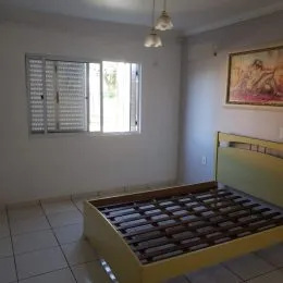 Foto de uma cama de casal em um quarto.