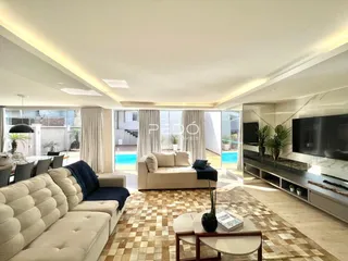 Sala de estar moderna com piso de ladrilhos e vista para a área externa.