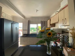 Foto de uma cozinha moderna com armários e eletrodomésticos em Lajeado.