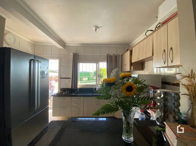 Foto de uma cozinha moderna com armários e eletrodomésticos em Lajeado.