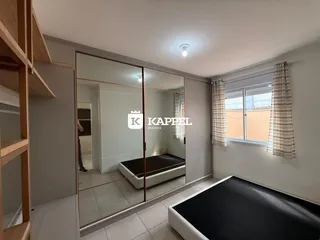 Foto de um quarto com cama e espelho em um imóvel.