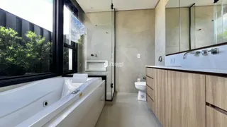 Foto de um banheiro moderno com banheira e box de vidro.