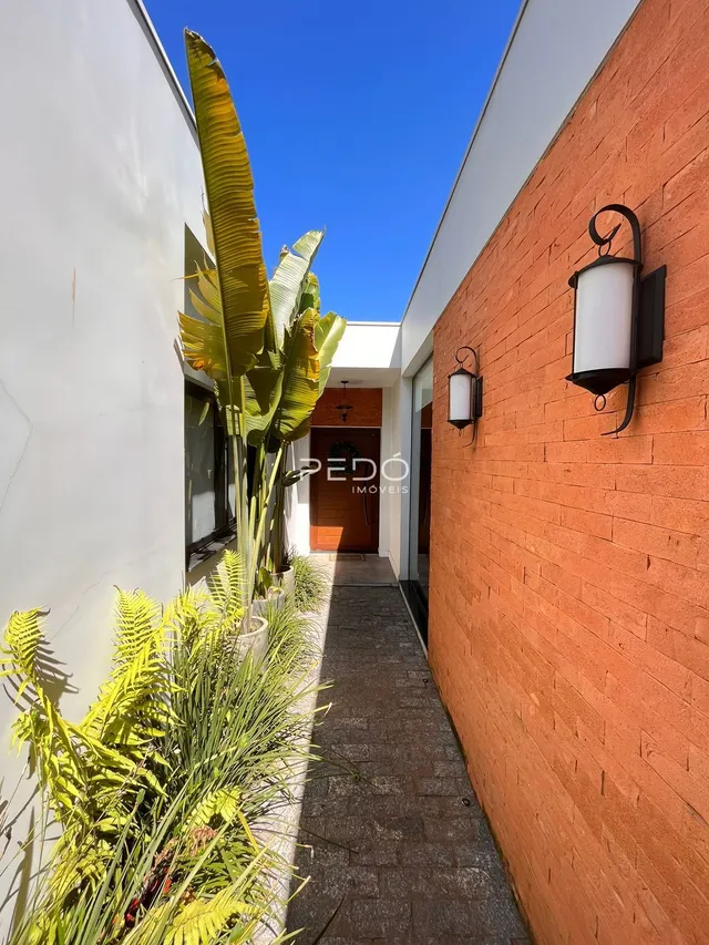 Fachada de uma residência com vegetação ao lado.