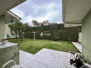 Vista do jardim e pátio de uma propriedade em Lajeado, Brasil.