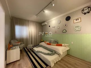 Quarto com cama e decoração em sala de estar.