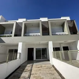 Fachada branca de um prédio residencial em Lajeado, Brasil, com varandas no andar superior.