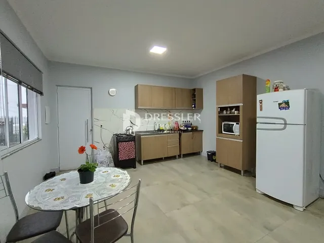 Interior de uma sala de estar com cozinha em Lajeado, Brasil.