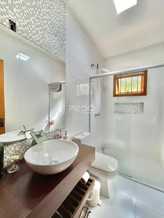 Foto de um banheiro moderno com piso de cerâmica.