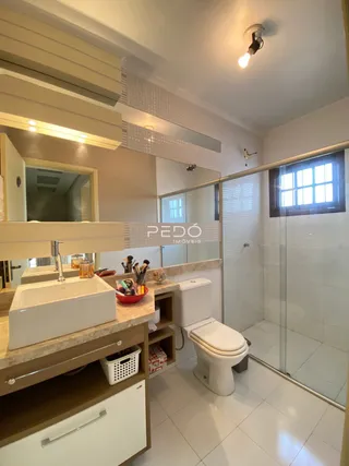 Foto de um banheiro com pia e vaso sanitário em um imóvel.