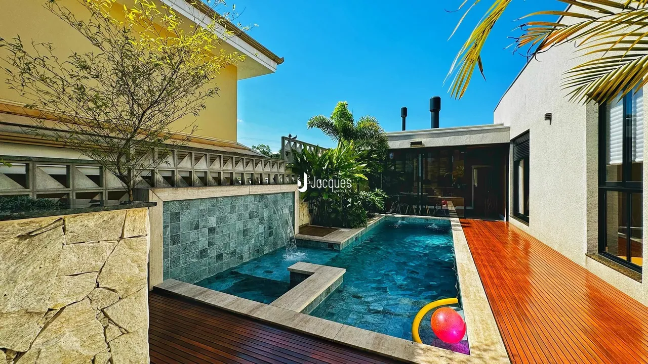 Foto da piscina externa com deck de madeira em Lajeado.