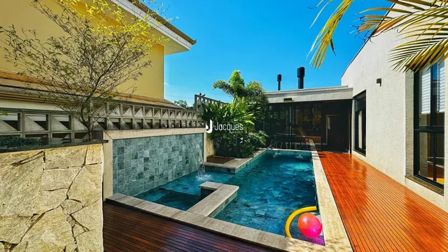 Foto da piscina externa com deck de madeira em Lajeado.
