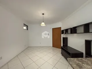 Ambiente interno de uma sala com piso de cerâmica e estantes de madeira.
