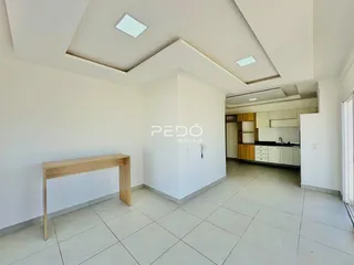 Ambiente interno com piso de cerâmica e paredes brancas.