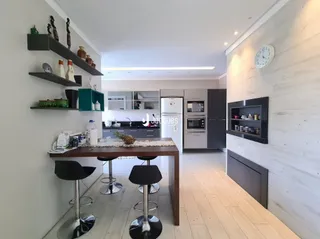 Ambiente interno com piso de madeira clara e móveis de madeira.