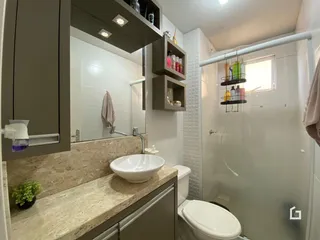 Foto de um banheiro moderno com box de vidro e revestimento branco.