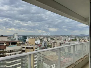 Vista da paisagem urbana de Lajeado a partir de um terraço com grade de proteção.