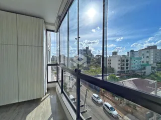 Vista da rua e edifícios da Lajeado através de grandes janelas.