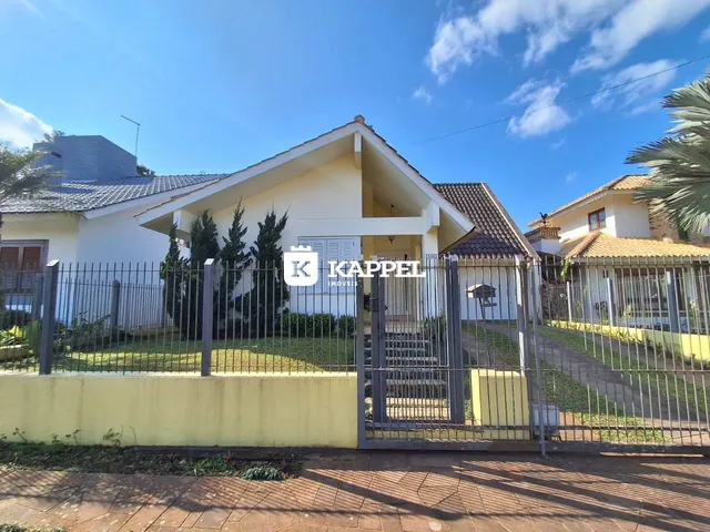 Fachada de uma casa residencial em Lajeado, Brasil, com cerca e portão de metal.
